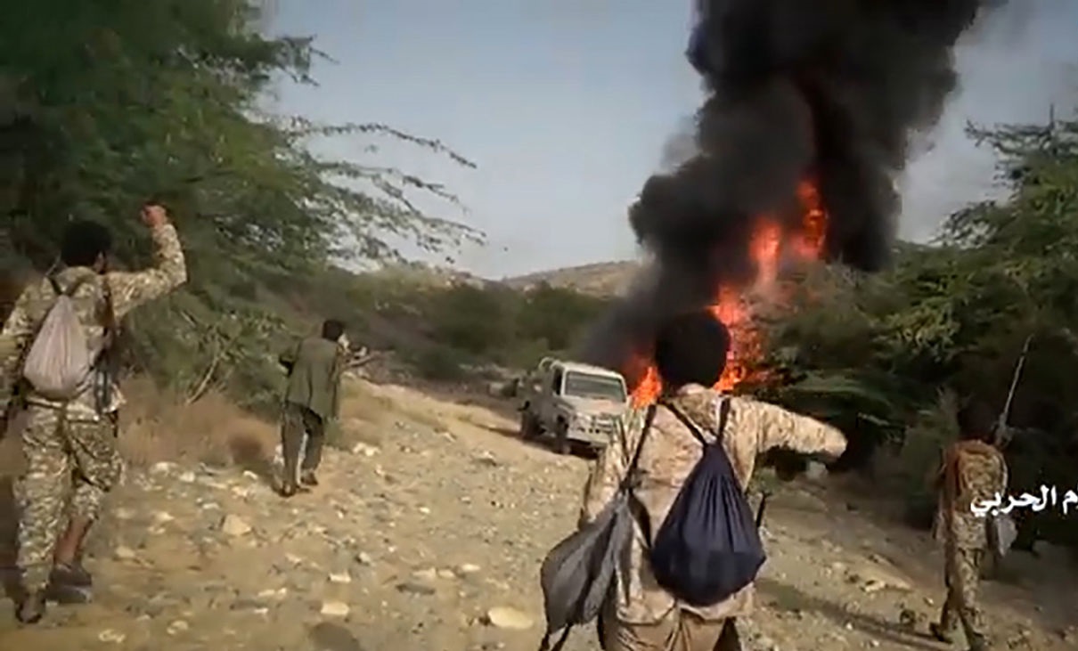آتش زدن خودروهای نظامی سعودی