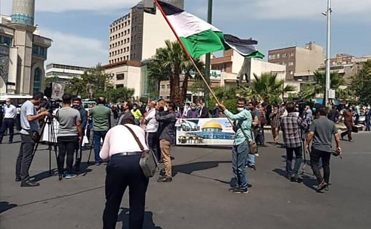 اهتزاز پرچم فلسطین در تجمع مردمی میدان فلسطین تهران