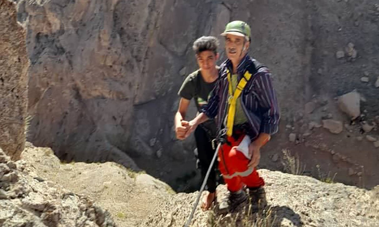 عکس های عملیات ویژه برای نجات نوجوان 16 ساله در کوه های تفرش
