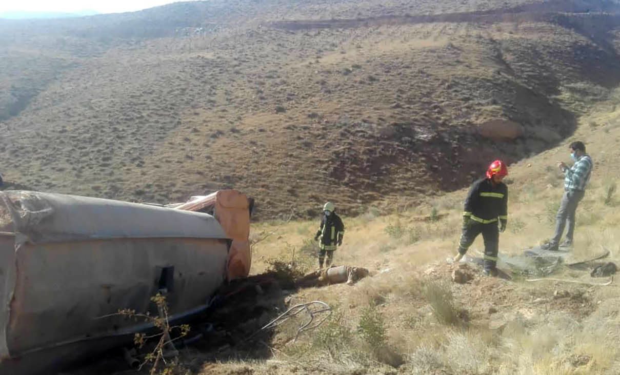 سقوط کامیون تانکر به عمق 8 متری دره در شیراز + عکس