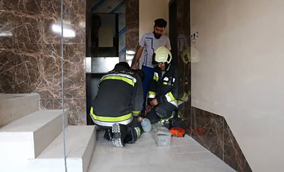 65 حادثه در یک روز اصفهان / همه در آسانسور گیر افتادند