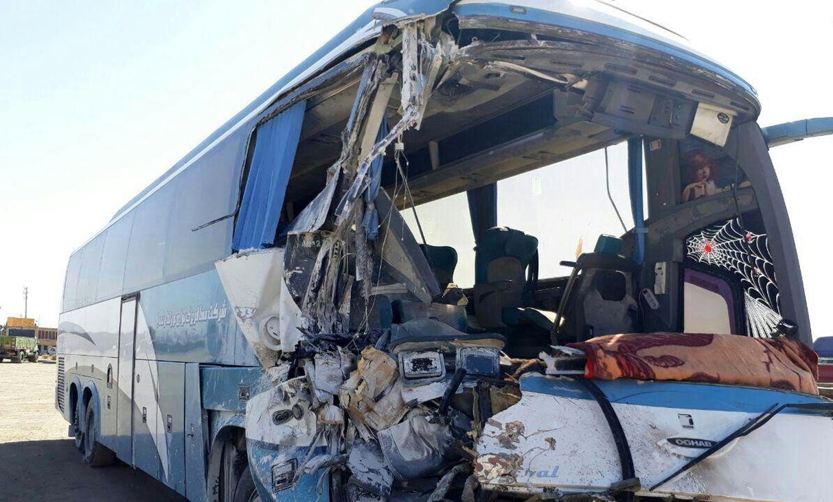 تصادف اتوبوس با تانکر سوخت در راور