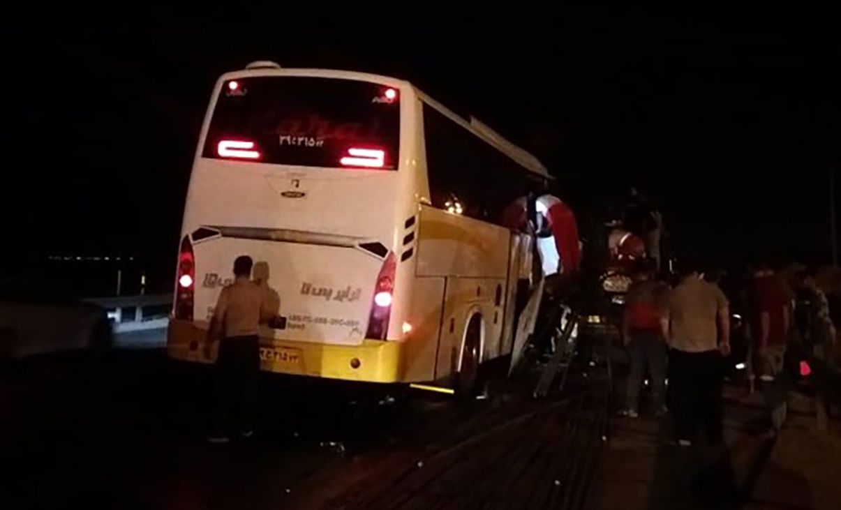 تصادف خونین اتوبوس مسافربری با تریلی در جاده کاشان