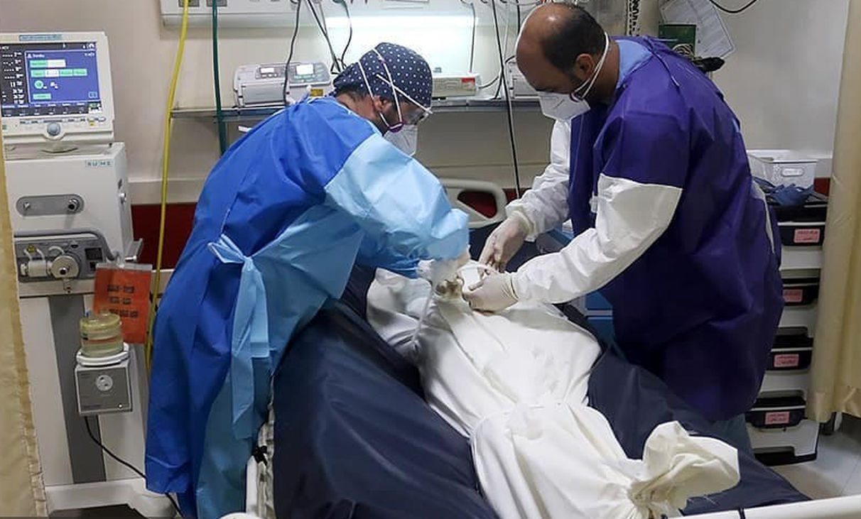 عکس کفن کردن کشته های کرونایی روی تخت بیمارستان مشهد / 800 کشته در یک روز!