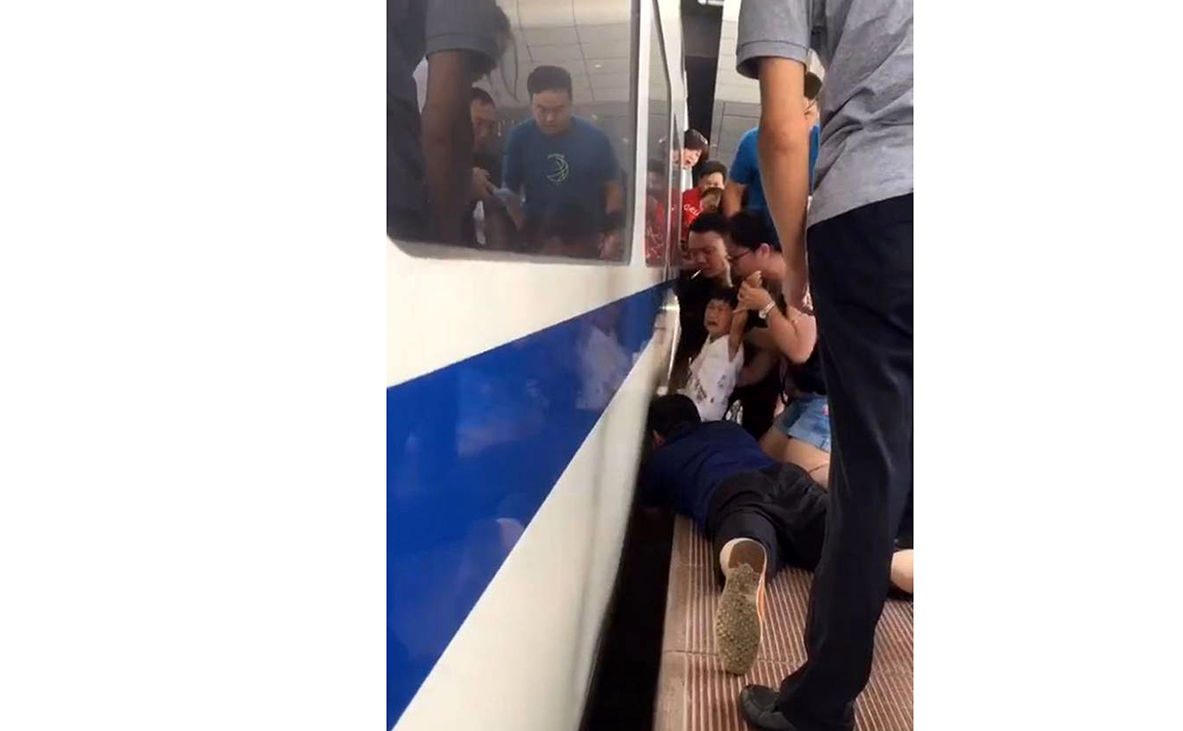 عکس تلخ از گیر کردن دلخراش دختر بچه زیر قطار