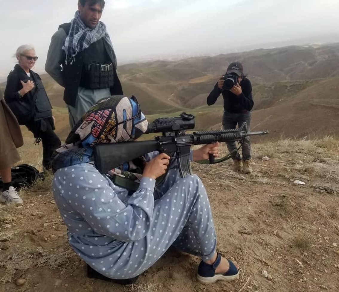 ‌دختر هراتی درحال جنگ با داعش