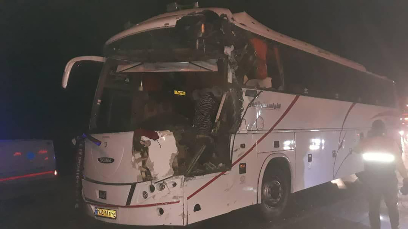 تصادف 2 اتوبوس در عوارضی زنجان به قزوین به خیر گذشت.