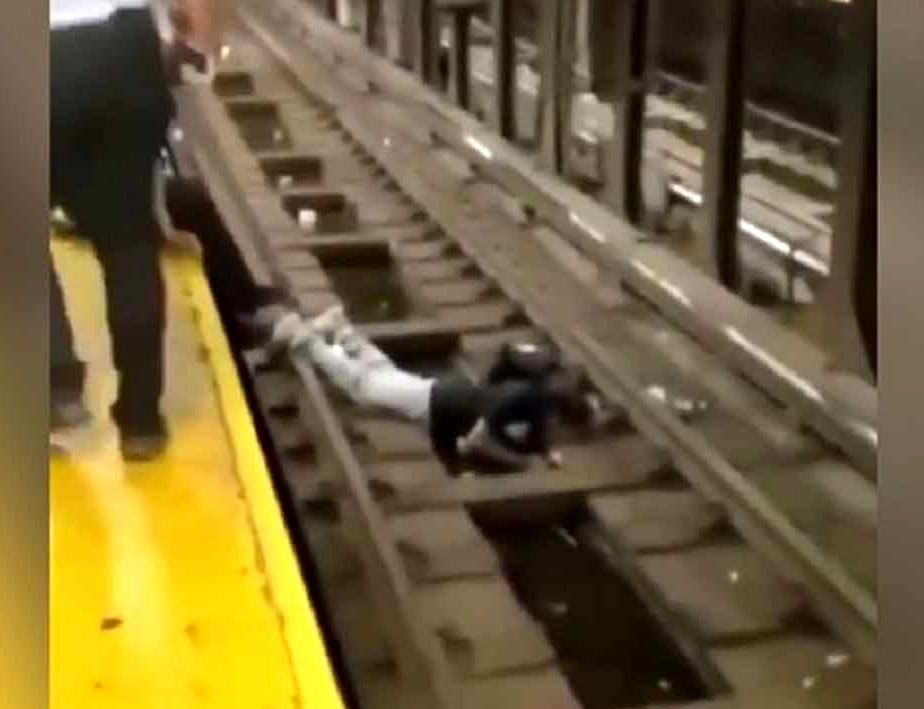 یک افسر ترانزیت، مسافری که روی ریل قطار بود را قبل از رسیدن قطار، نجات داد.