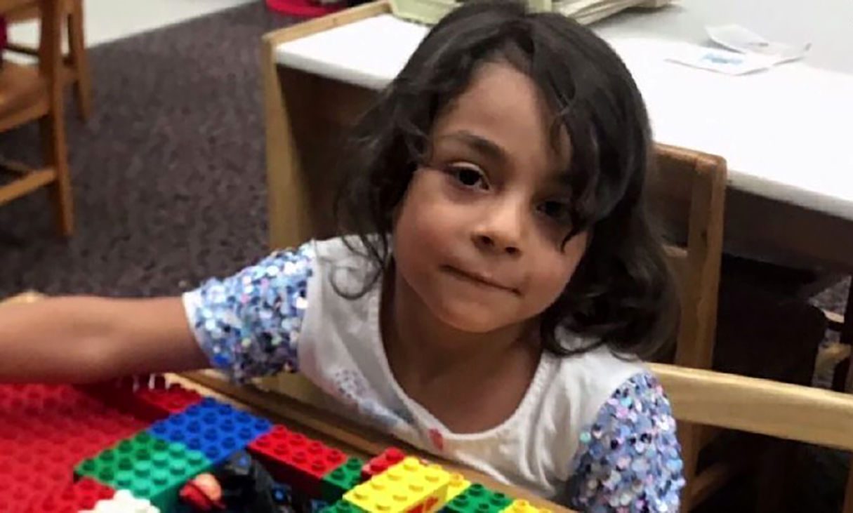مرگ دختر 8 ساله با سقوط سنگ بنای یک ساختمان + عکس