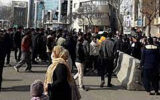 حمله 2 مرد برهنه به پلیس در میدان آزادی کردستان