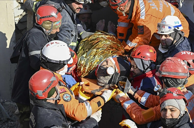 نجات 3 نفر از زیر آوار بعد از 200 ساعت در ترکیه