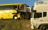 تصادف اتوبوس مسافربری با تریلی در جاده