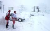 کمک رسانی به مردم در جاده های برفی