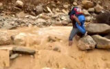 نجات 2 دختر دانش آموز از میان سیل هولناک کوهدشت